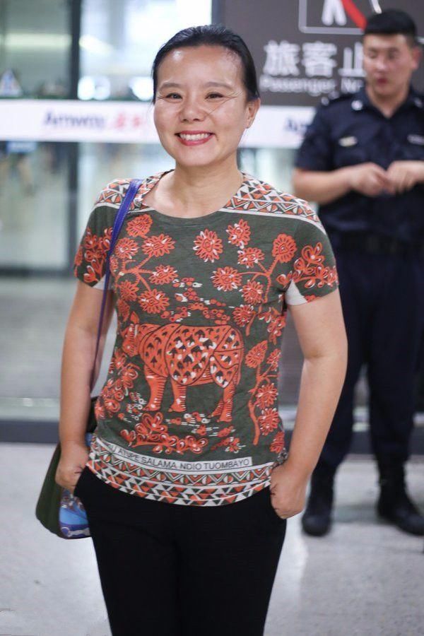 龚琳娜满脸皱纹,身材也发福!网友:老罗是怎么看上你的