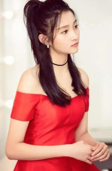 20岁关晓彤与28岁Angelababy，梳同样的发型，差距怎么这么大呢