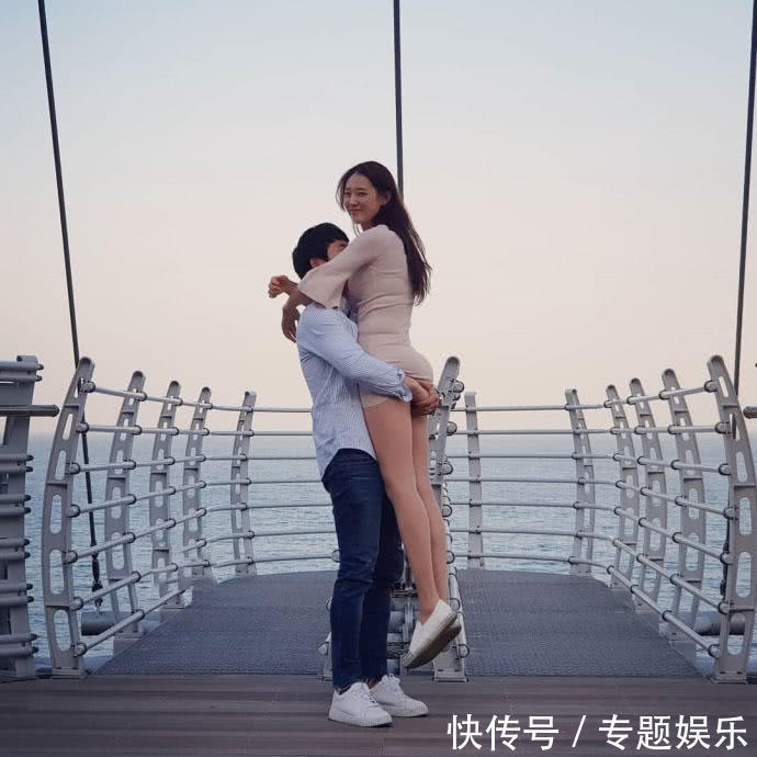 这一抱勒的有点紧，小姐姐的美腿修长身材很好，被男友抱起来差点