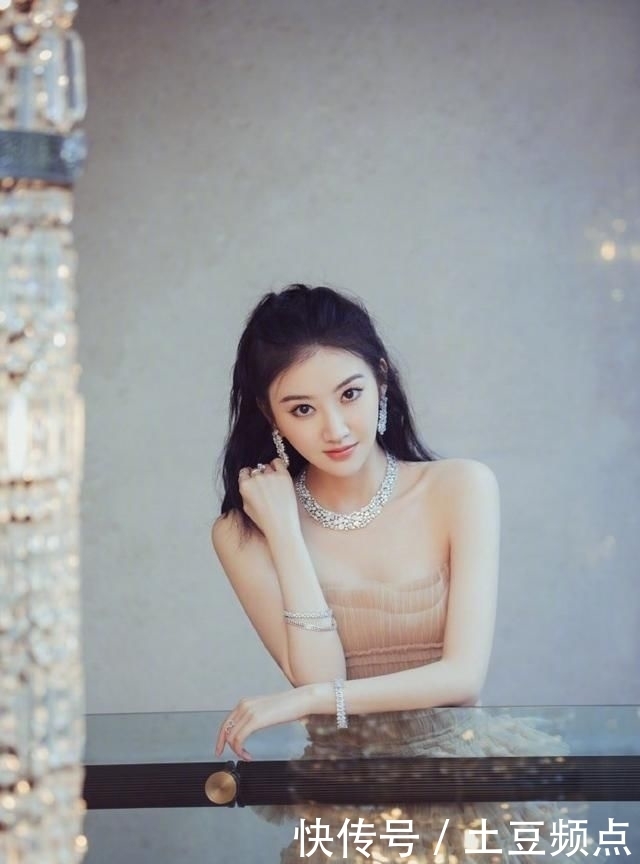 『 璀璨』搭配璀璨珠宝闪耀又梦幻，景甜一袭裸色抹胸层叠蛋糕裙甜美又性感