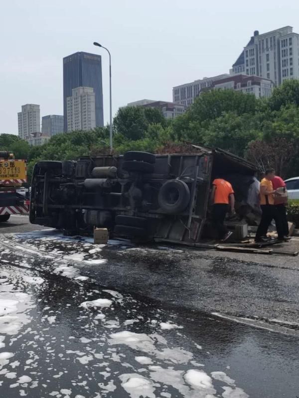  你的快递今早遭遇了“车祸”！|城事 | 快递