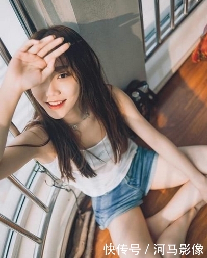  『身材』时尚又百搭的紧身牛仔裤，穿上它上街，散发出女人的魅力！