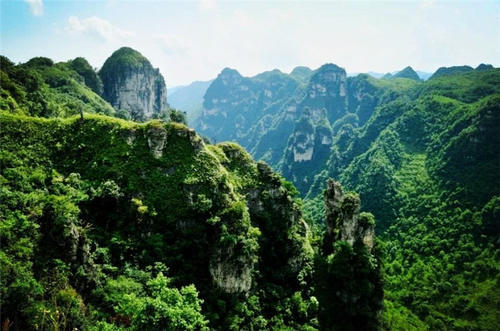 贵州山顶上的村庄，一栋栋别墅依山而建，旁边就是幽深大峡谷