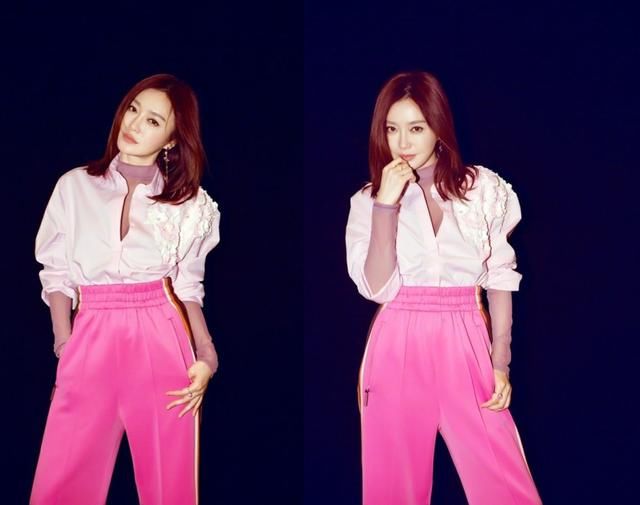 秦岚裙子穿的又短又紧，难怪要裹一层塑料袋，网友：欣赏不来！