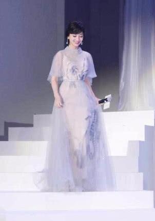 赵雅芝牛掰！居然穿这么大胆的短裙走机场？白娘子的好感全败光了