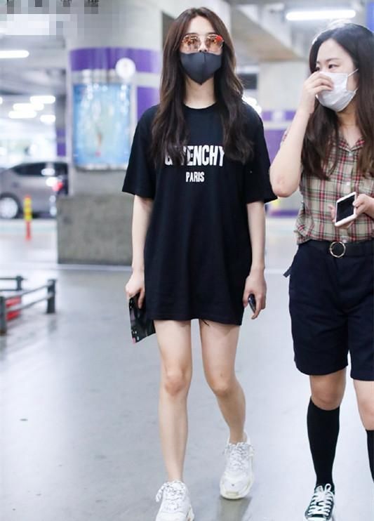 这季节女星们都穿什么鞋出门?李沁接地气，沈梦辰穿靴子不热吗?