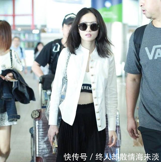 张韶涵机场哺乳装扮引热议，身材突然变好了，网友扣子能系上吗