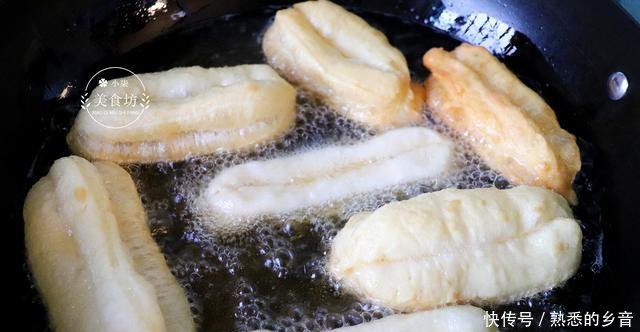  『蓬松』油条别用泡打粉了，掌握2个小窍门，蓬松酥脆个个空心，一次成功