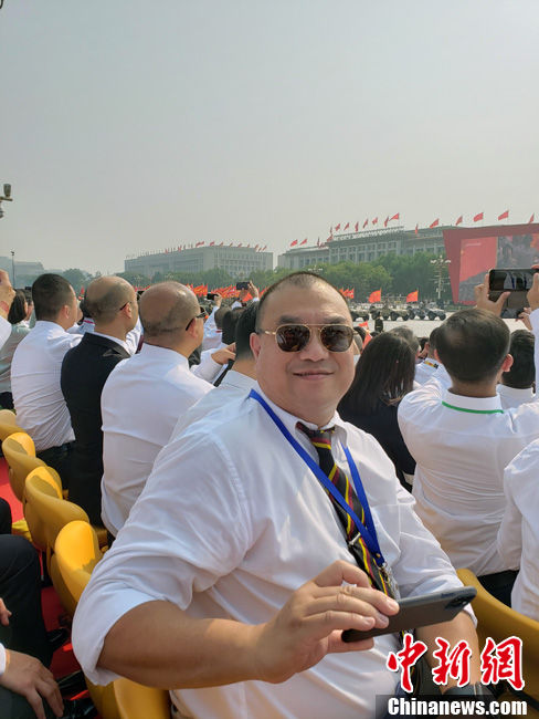  「sir」刘sir和同事“打卡”观礼现场