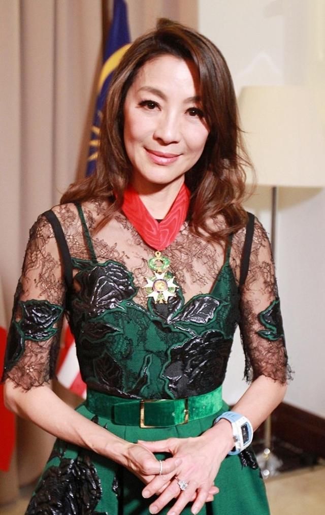 杨紫琼56岁都不见老，穿抹胸礼服气质惊艳，然而发型让我搞不懂