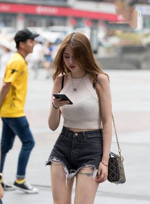 街拍：初秋的天气微凉，丝毫挡不住美女们追求时尚的心！