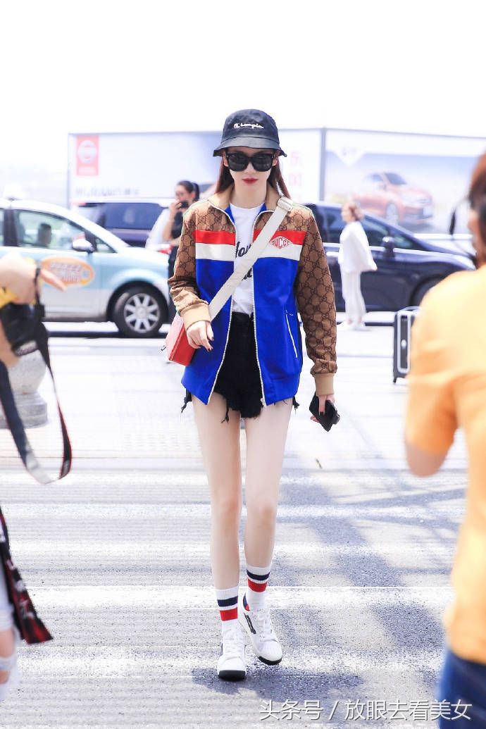 戚薇热裤美腿性感街拍照