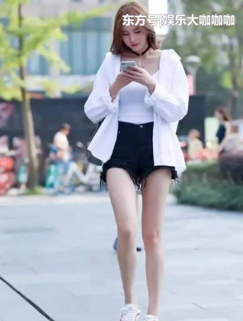  『花貌』街拍：雪肤花貌的小姐姐，一件白色上衣配白色短裙，时尚清新气息
