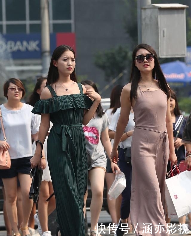 美女:谁说骨感锥子脸才是美女?,时尚街拍:两位露背阔腿裤时尚闺蜜