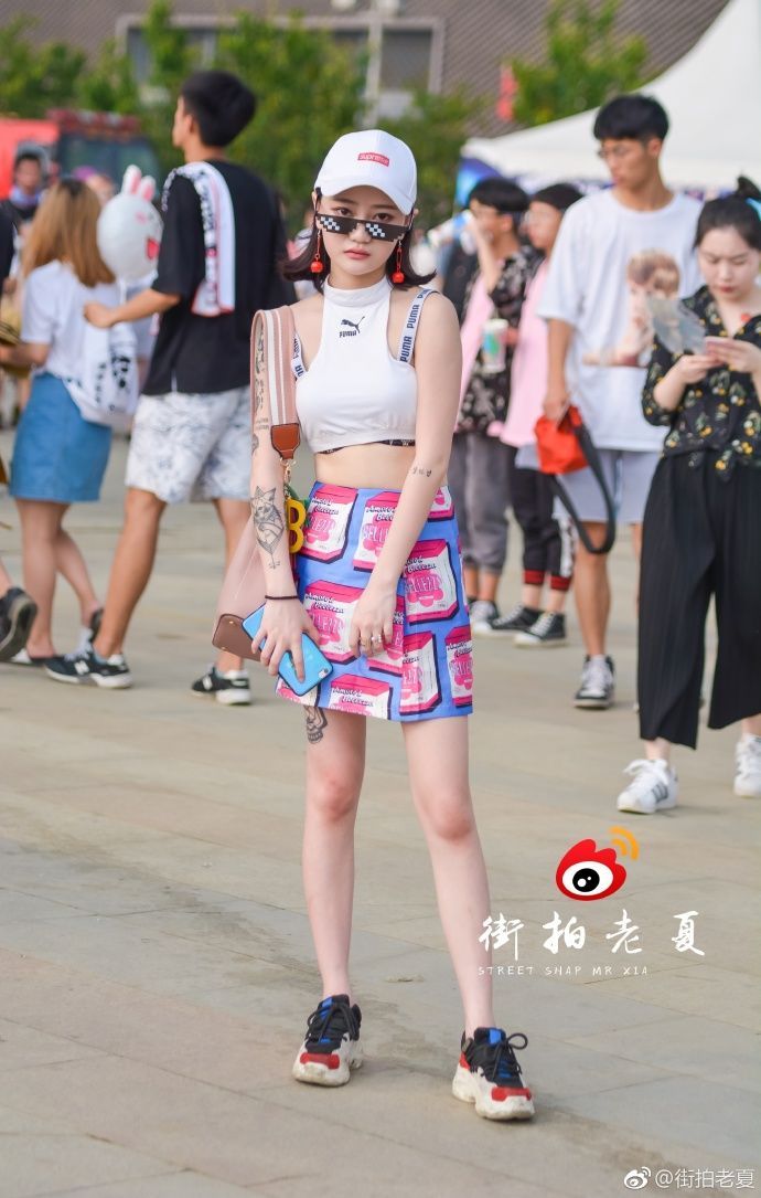 路人街拍：小姐姐连衣短裙秀出光滑美腿，时尚的小帽很可爱