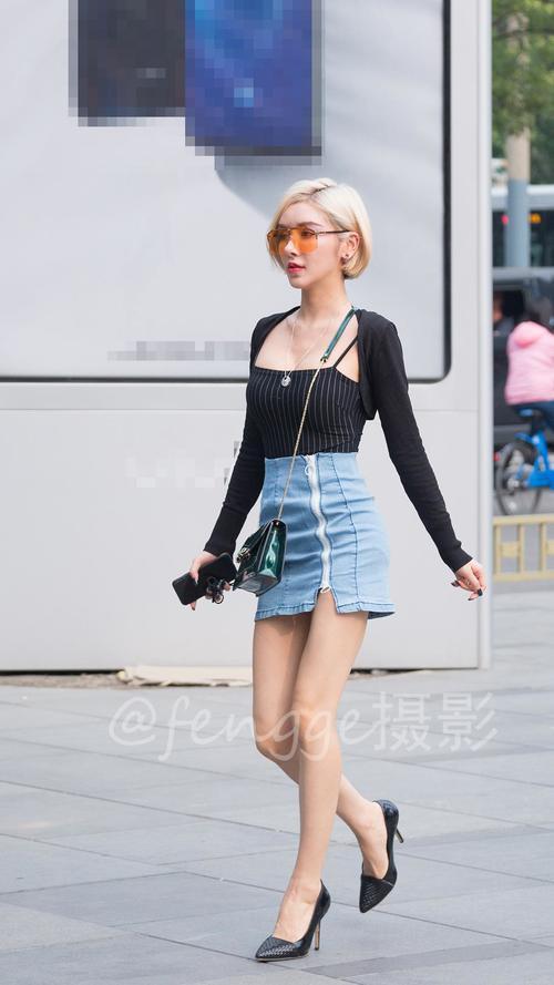 街拍: 偶遇著名网红小喵大宝, 猫步走起来不输T台大模