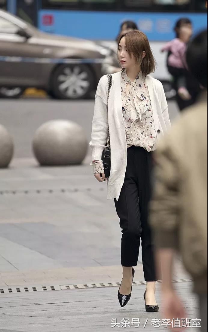 街拍:美丽漂亮的姐姐走来性感迷人令人喜爱