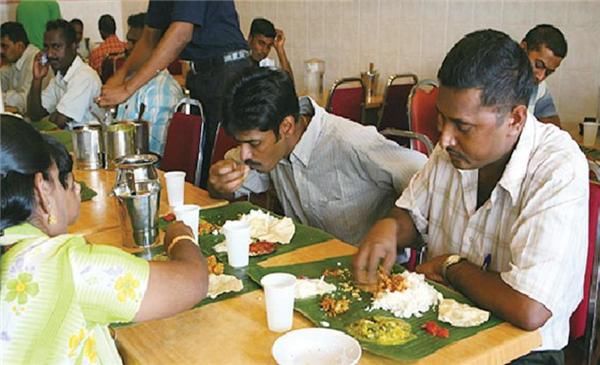 印度游客来华旅游，中国导游的一个举动，竟让他不知所措!