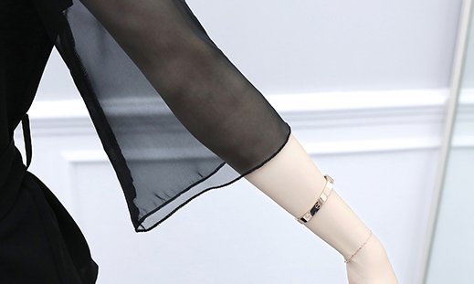 30女人尽量别裙子配高跟鞋，不适合!这样穿短裤套装才性感凉爽