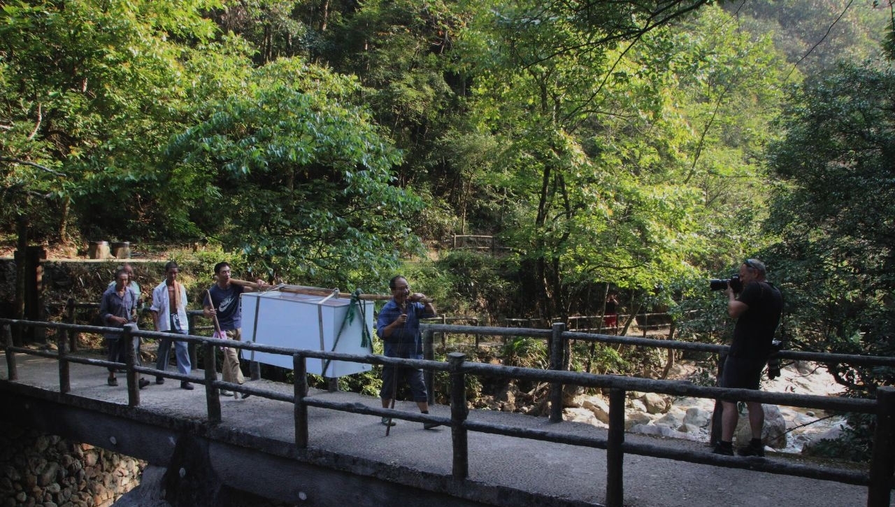 冰柜抬千米山顶花时2小时 老伯每人40元工钱 被外国朋友夸勤劳