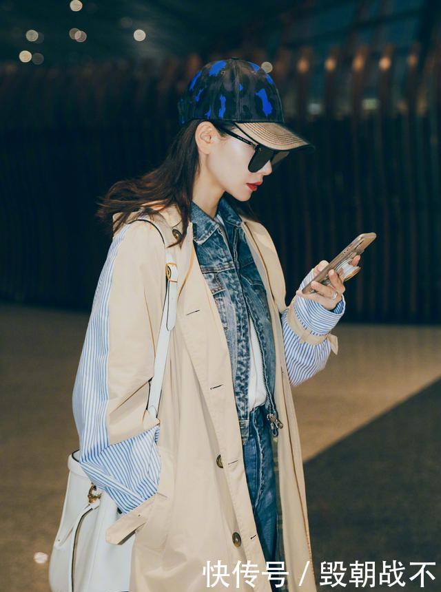 #套现身录制#卡其色风衣＋运动鞋，叠穿牛仔套装，不愧是潮流女王