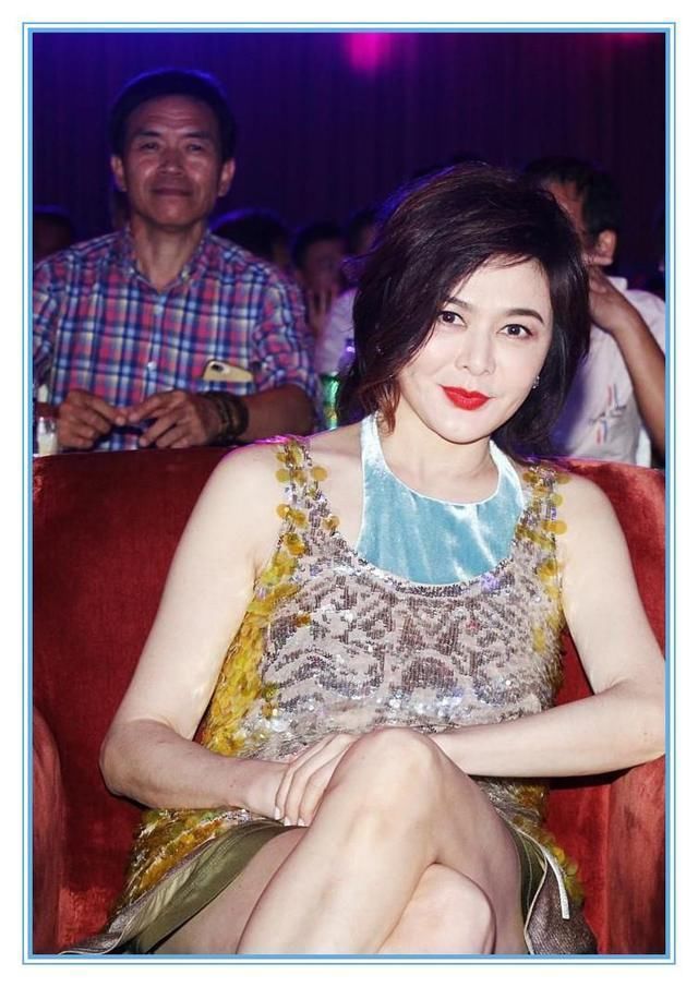 当张凯丽和关之琳同穿小短裙,才知道50+的女人露腿风险有多大!