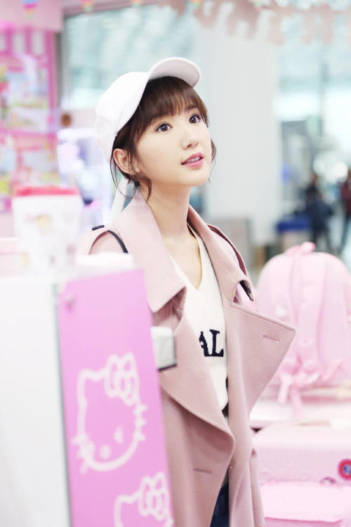 毛晓彤一改甜美风,一脸高冷,网友:摊上坑女儿的爹也是很无奈!