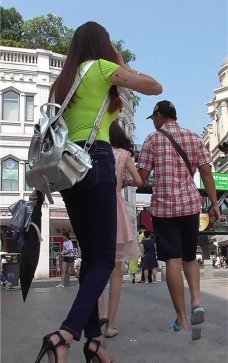 甜美少女所喜欢穿的紧身裤