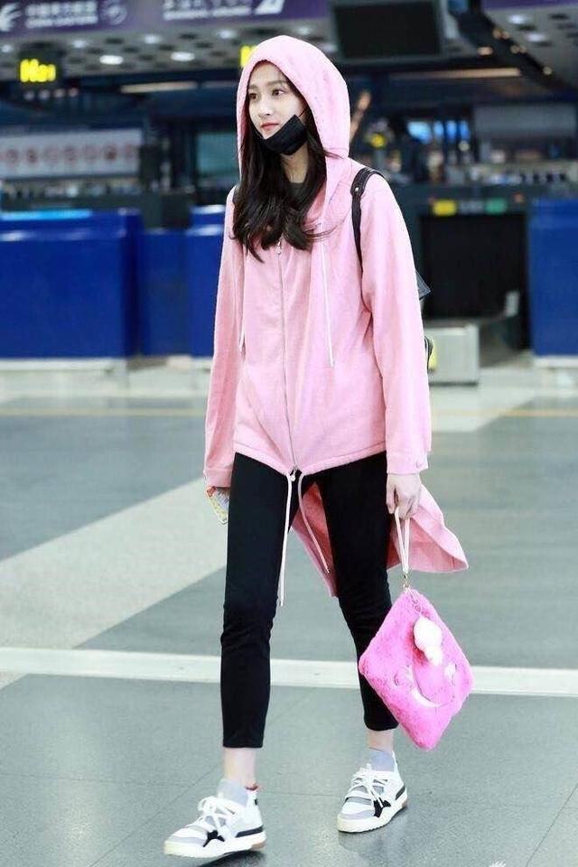 看了赵露思的机场秀,再看身高173的关晓彤,她能有160吗?