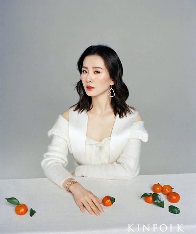  女星：33岁女星白衣封面 演绎植物系气质美人