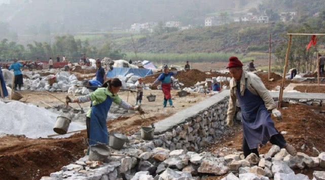 农村统一规划全面叫停农村自建房, 那些住危房的农民怎么办