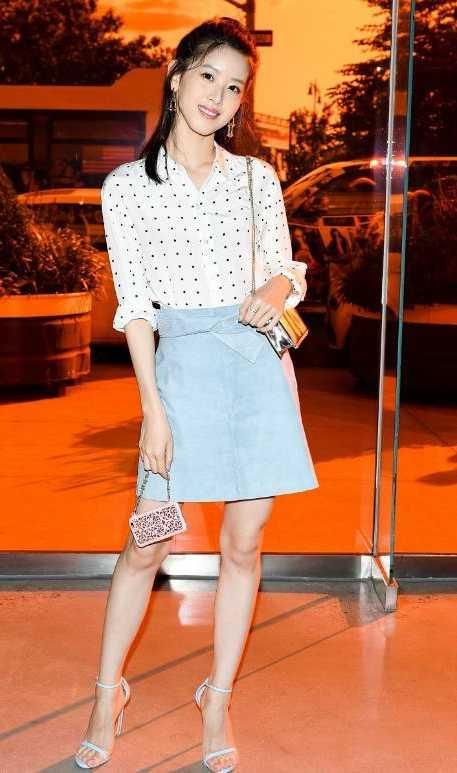 章泽天在国外亮相，穿波点裙很美，网友怒了:“奶茶”让别人搂了