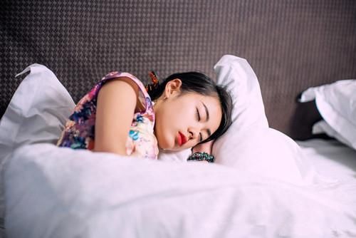 一位身穿旗袍的古典美女，慵懒的坐在沙发上美艳动人