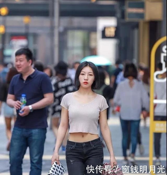 街拍，短发小姐姐穿露脐装配紧身牛仔裤，气质妩媚女人味十足！