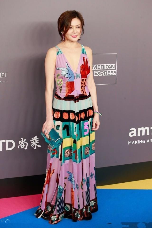 穿个深V裙算什么，关之琳裙口的图案那才叫惊艳！