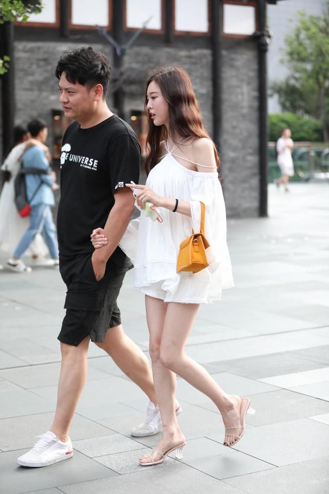 重庆街拍:防晒衣穿出菠萝风仙女，粉丝遮肚子减龄连衣裙搭配草帽