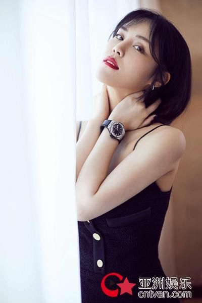韩丹彤亮相《如懿传》见面会 黑裙禁欲性感上演长腿杀