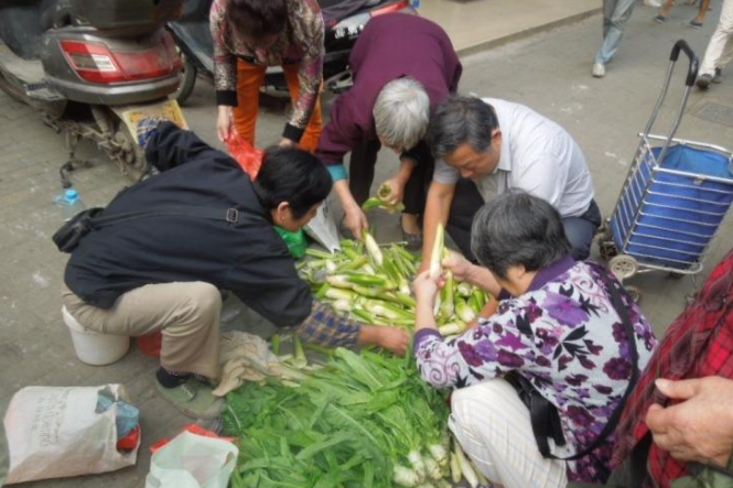  「超市」为啥人们宁愿去超市买贵菜，也不买农村老人的菜？吃亏