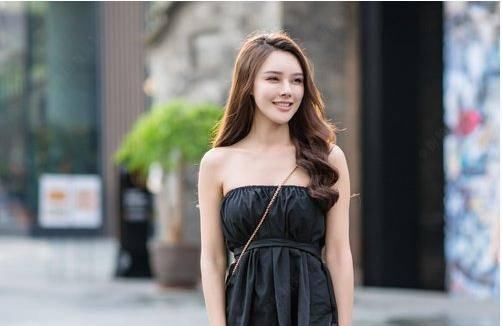  特别适合：头发多女生，从肩部往下烫卷的发型，时尚好打理