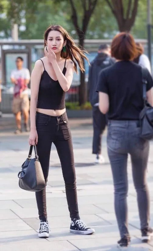 身穿黑色吊带紧身裤小姐姐，大长腿秒杀超模让路人目瞪口呆，我忍