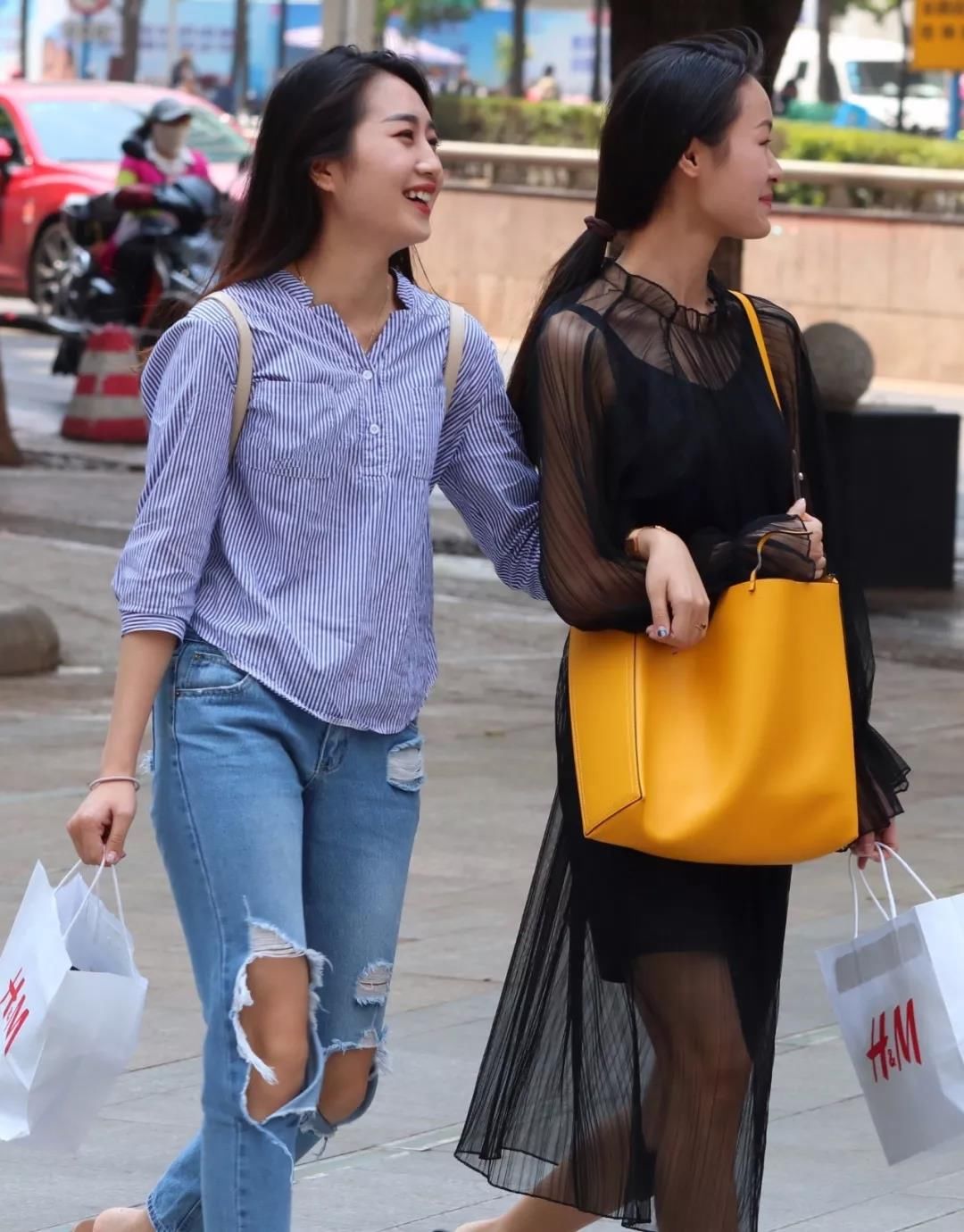 街拍路人，能驾驭这样的破洞牛仔裤的，都是人群中闪亮的女神