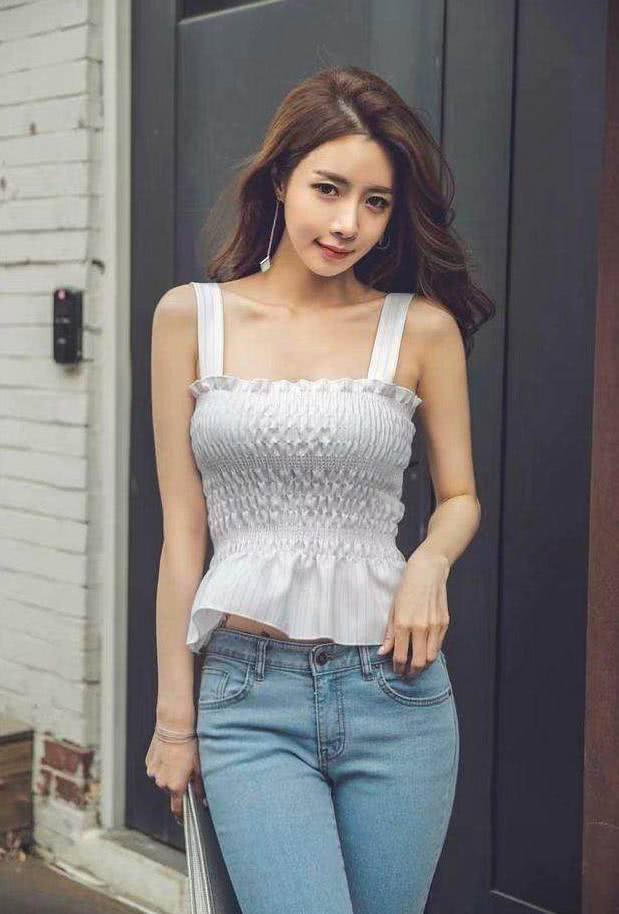 街拍：清凉上街俊美的小姐姐，打扮上修饰出身材性感有气质！