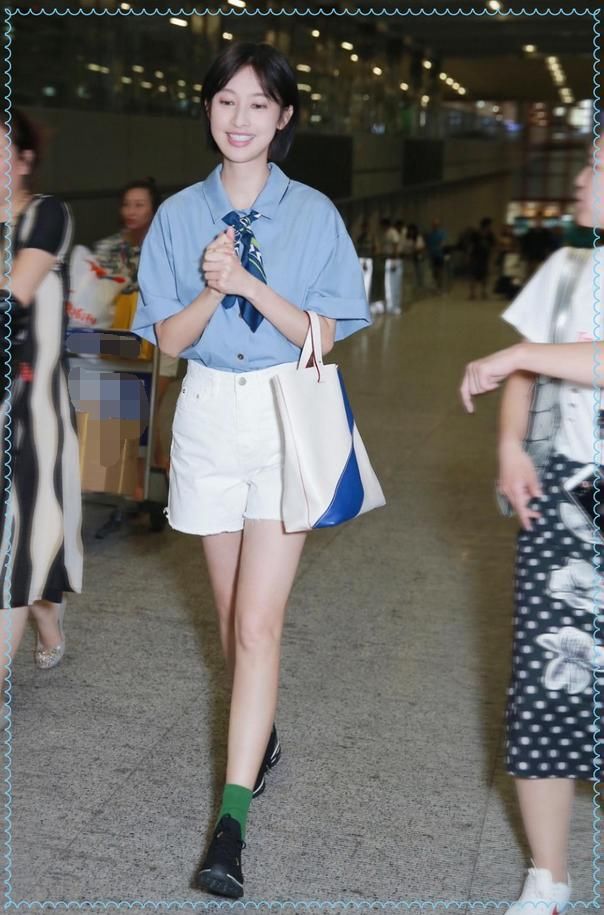 当Ella和张俪同穿蓝色衬衫，才知道假小子和真女人的差距有多大！