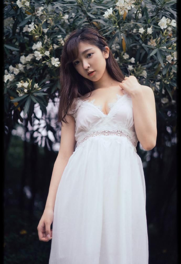 丰满大胸美女深V吊带性感写真图片