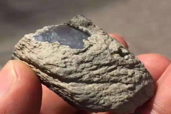 缅甸8000块买回来的原石，竟切出高冰种，货主自己都懵了！