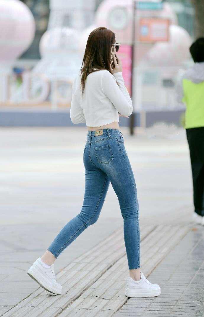 紧身裤线条雅致柔美，穿出性感高贵的女神品味