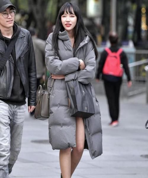  气质■街拍：眉清目秀的小姐姐，一件黑色背心配牛仔短裤，时尚魅力气质