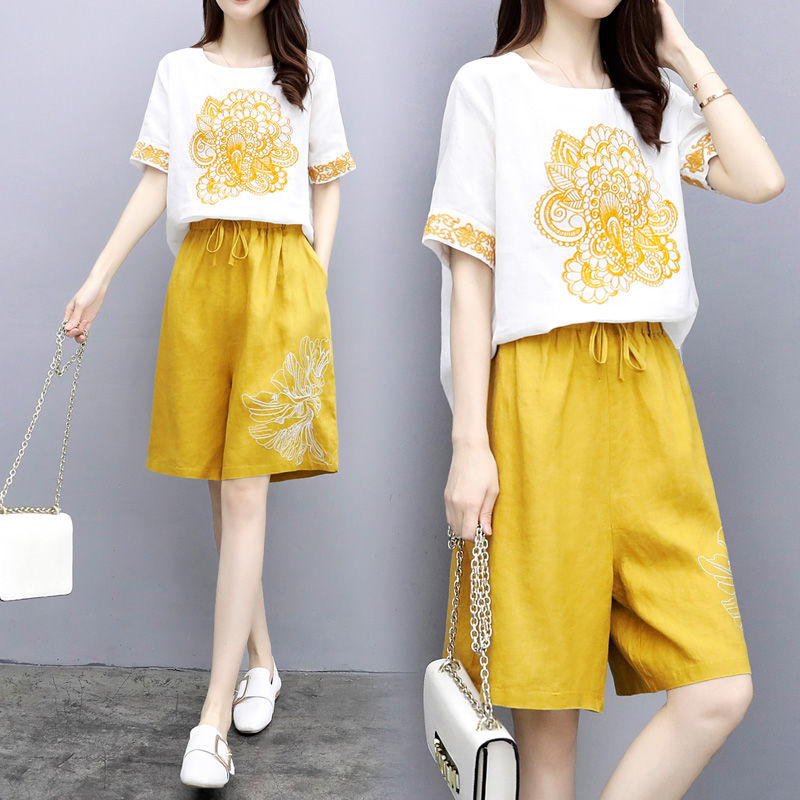 如果你是7080后，穿裙子不方便，可以尝试穿套装，时尚显活力