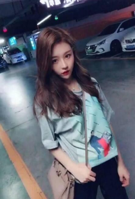 温婉素颜直播回应整容传闻，17岁老得像37岁，网友：咋这么丑了！