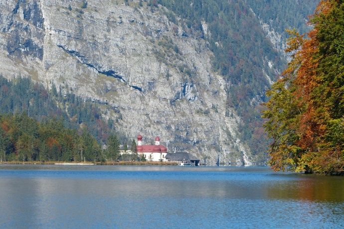 阿尔卑斯山中藏有一湖，如果说这里晴天像天堂，那阴天就像仙境